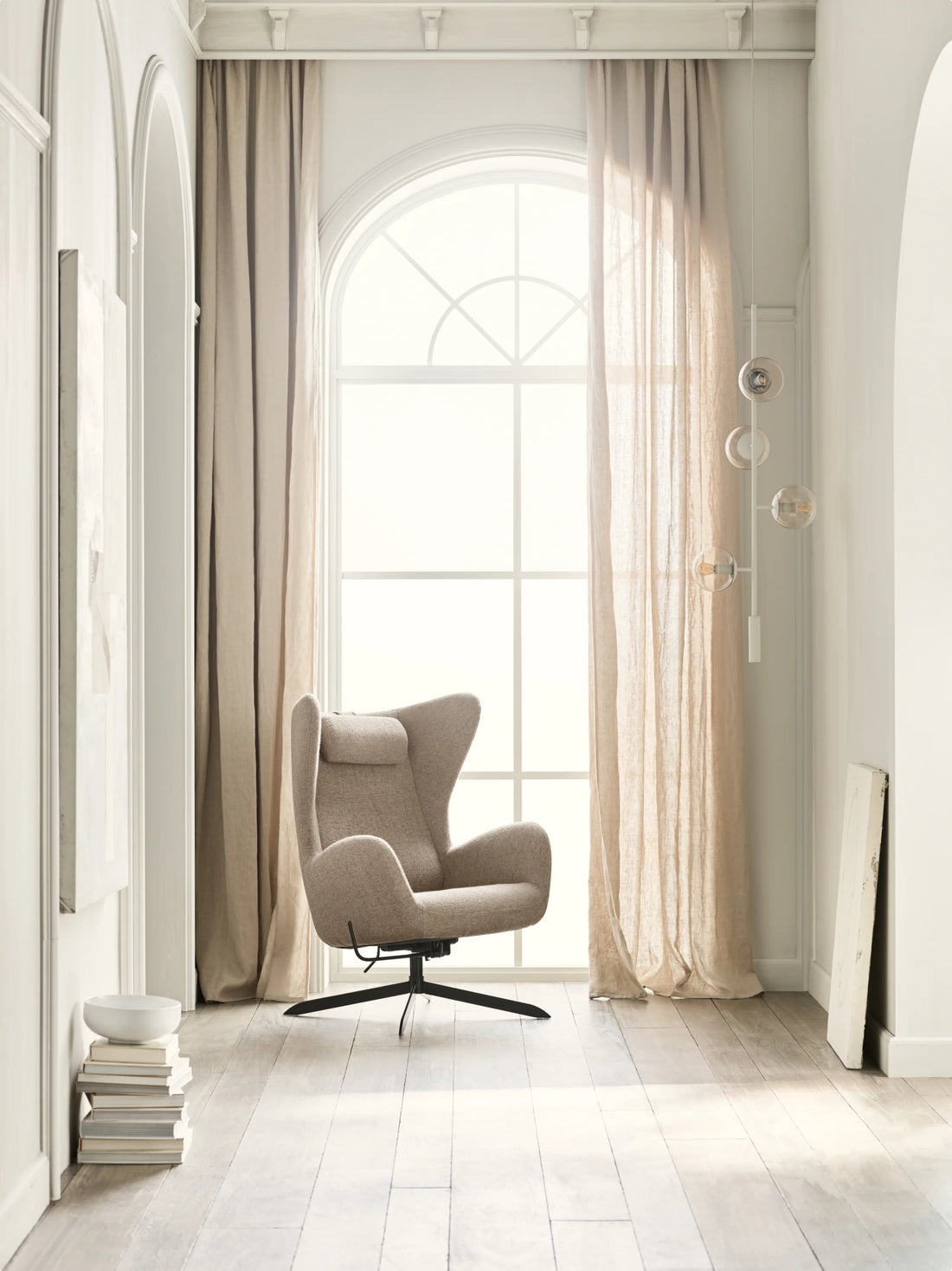 Moderner Loungesessel mit hoher Rückenlehne