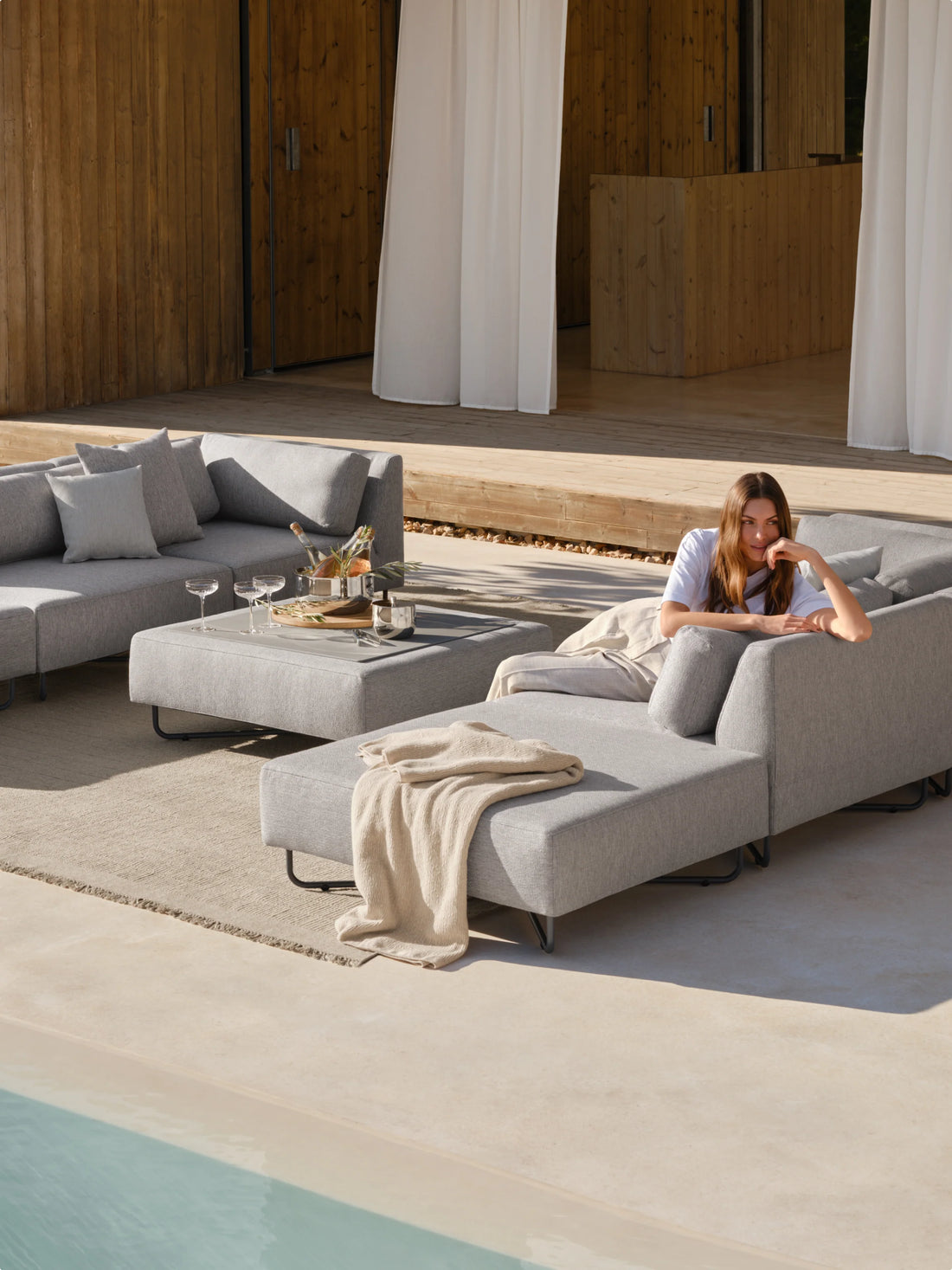 Moderner Polstersessel aus Stoff